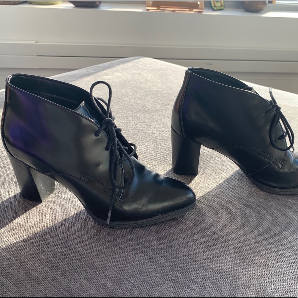 Clarks Black Leather Heeled Tie Ankle Boots sz 7.5